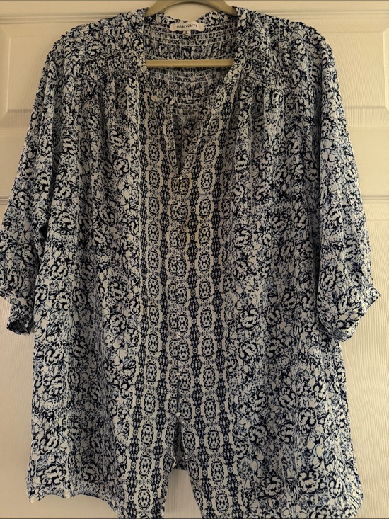 Rose & Olive Tops - Rose & Olive Navy and White Floral Tunic Top
